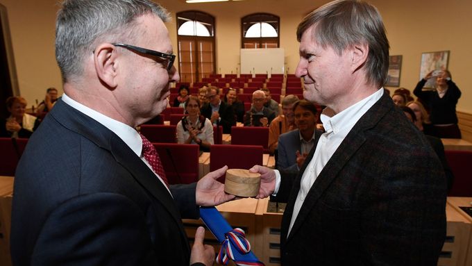 Nový ministr kultury Lubomír Zaorálek Richterovi předal ocenění za šíření dobrého jména české kultury doma i v zahraničí.