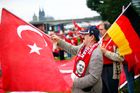 Demonstrace v Kolíně nad Rýnem na podporu tureckého prezidenta Recepa Erdogana