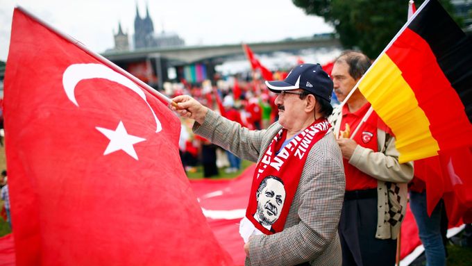 Demonstrace v Kolíně nad Rýnem na podporu tureckého prezidenta Recepa Erdogana.