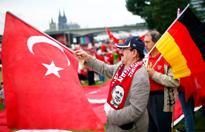 Demonstrace v Kolíně nad Rýnem na podporu tureckého prezidenta Recepa Erdogana.