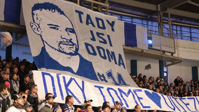 Kladenští přivítali Tomáše Plekance velkým transparentem.