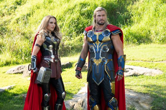 Natalie Portmanová v roli Jane Fosterové a Chris Hemsworth jako Thor.