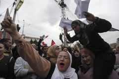 Káhira opět bouří, v ulicích se svádí boj o prezidenta