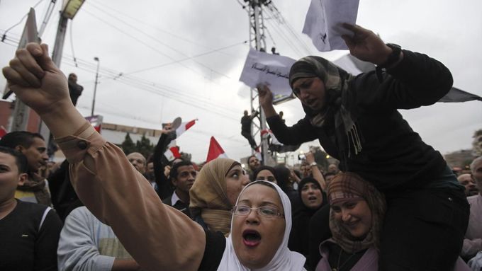 Odpůrci Muhammada Mursího demonstrují před prezidentským palácem v egyptské Káhiře.