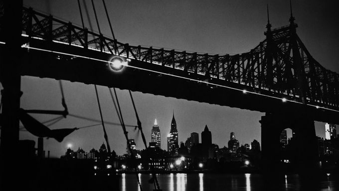 Na ilustračním snímku je ocelový most Queensboro Bridge přes řeku East River v New Yorku, 1934.