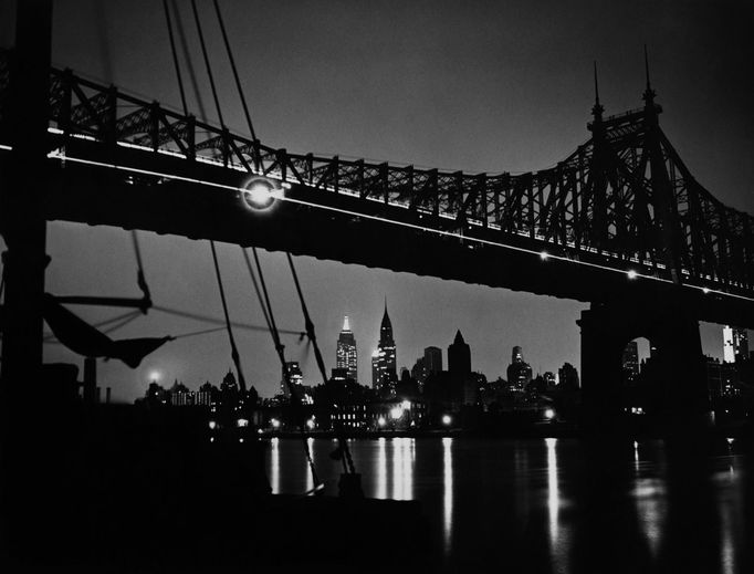 Na ilustračním snímku je ocelový most Queensboro Bridge přes řeku East River v New Yorku, 1934.