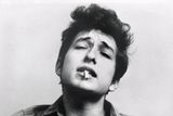 Bob Dylan se narodil jako Robert Allen Zimmerman v Minnesotě roku 1941. Na kytaru hrál od mládí, na střední škole zkoušel sestavovat rokenrolové kapely. Jeho kariéra však začala až poté, co roku 1961 odjel do New Yorku.