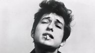 Bob Dylan se narodil jako Robert Allen Zimmerman v Minnesotě roku 1941. Na kytaru hrál od mládí, na střední škole zkoušel sestavovat rokenrolové kapely. Jeho kariéra však začala až poté, co roku 1961 odjel do New Yorku.