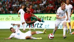 Goncalo Guedes, Michal Sadílek a Václav Jemelka v zápase Ligy národů Portugalsko - Česko