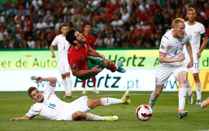 Goncalo Guedes, Michal Sadílek a Václav Jemelka v zápase Ligy národů Portugalsko - Česko