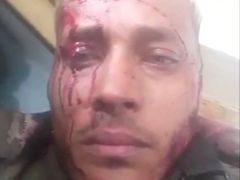 Oscar Pérez v jednom z mnoha videí, která dal během přestřelky na sociální sítě.