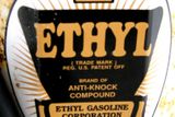 Hlavním tahounem prodejů tetraethylolova byla společnost Ethyl, za níž stáli giganti GM, odnož Standard Oil a DuPont. Používání slova „olovo“ se podnik – na Ketteringovu radu – důsledně vyhýbal.