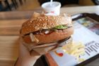 Vegan žaluje Burger King. Bezmasý burger mu připravili na grilu, kde vaří hovězí