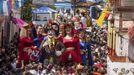 Revellers carry giant figures during the Carnival parade in Olinda, in the northeastern state of Pernambuco, February 12, 2013. REUTERS/Alexandre Severo (BRAZIL - Tags: SOCIETY) Published: Úno. 12, 2013, 8:53 odp.