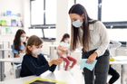 Analýza šíření viru ve školách: Otevření 9. tříd by zvýšilo riziko nákazy o polovinu