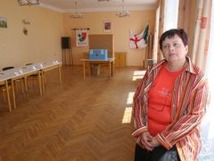 Starostka Zdeňka Tlustá v Mnetěši čeká hodinu před otevřením volební místnosti na členy volební komise