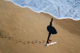 Ryan Miller: Surfař Mick Fanning a jeho stín na havajské pláži.
