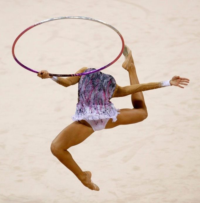 MODERNÍ GYMNASTIKA Bezhlavá paní aneb Jevgenija Kanajevová z Ruska při závodech moderní gymnastiky cvičí s obručí.