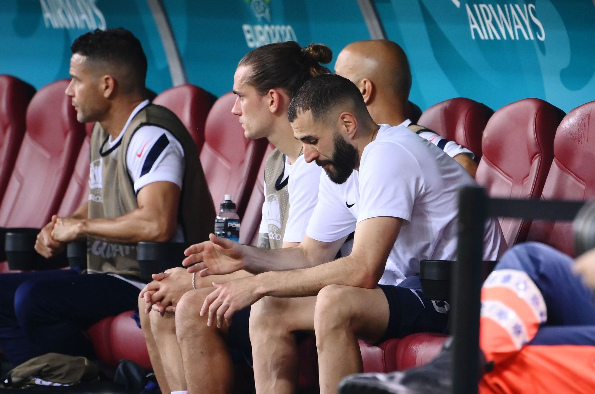 ME ve fotbale, Francie - Švýcarsko: Karim Benzema na střídačce v prodloužení