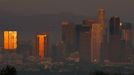 The sun reflects on downtown skyscrapers as it sets through the Los Angeles smog and haze in this October 22, 2006 file photo. California is set to unveil a new weapon in its fight against global climate change November 14, 2012 when it holds its first sale of carbon emissions permits - a landmark experiment that it hopes will serve as a model for other U.S. states and the federal government. REUTERS/Lucy Nicholson/Files (UNITED STATES - Tags: CITYSPACE ENVIRONMENT TRAVEL) Published: Lis. 14, 2012, 5:43 odp.