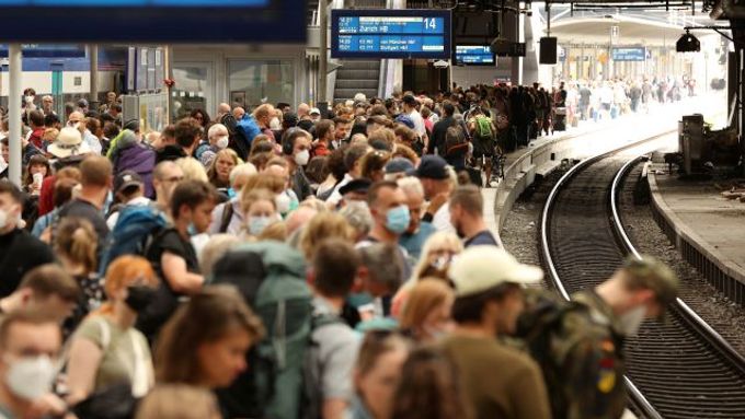 A teď ještě vybrat zatáčku... Poslední víkend, během nějž v Německu platila letní síťová jízdenka za 9 eur, přilákal na železnici davy. (Centrální nádraží v Hamburku.)