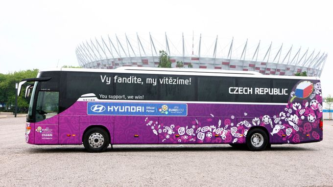 VIDEO Češi nastupují do autobusu před odjezdem na stadion ve Varšavě