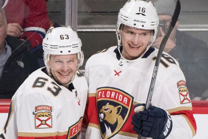 Jevgenij Dadonov (vlevo) a Aleksander Barkov