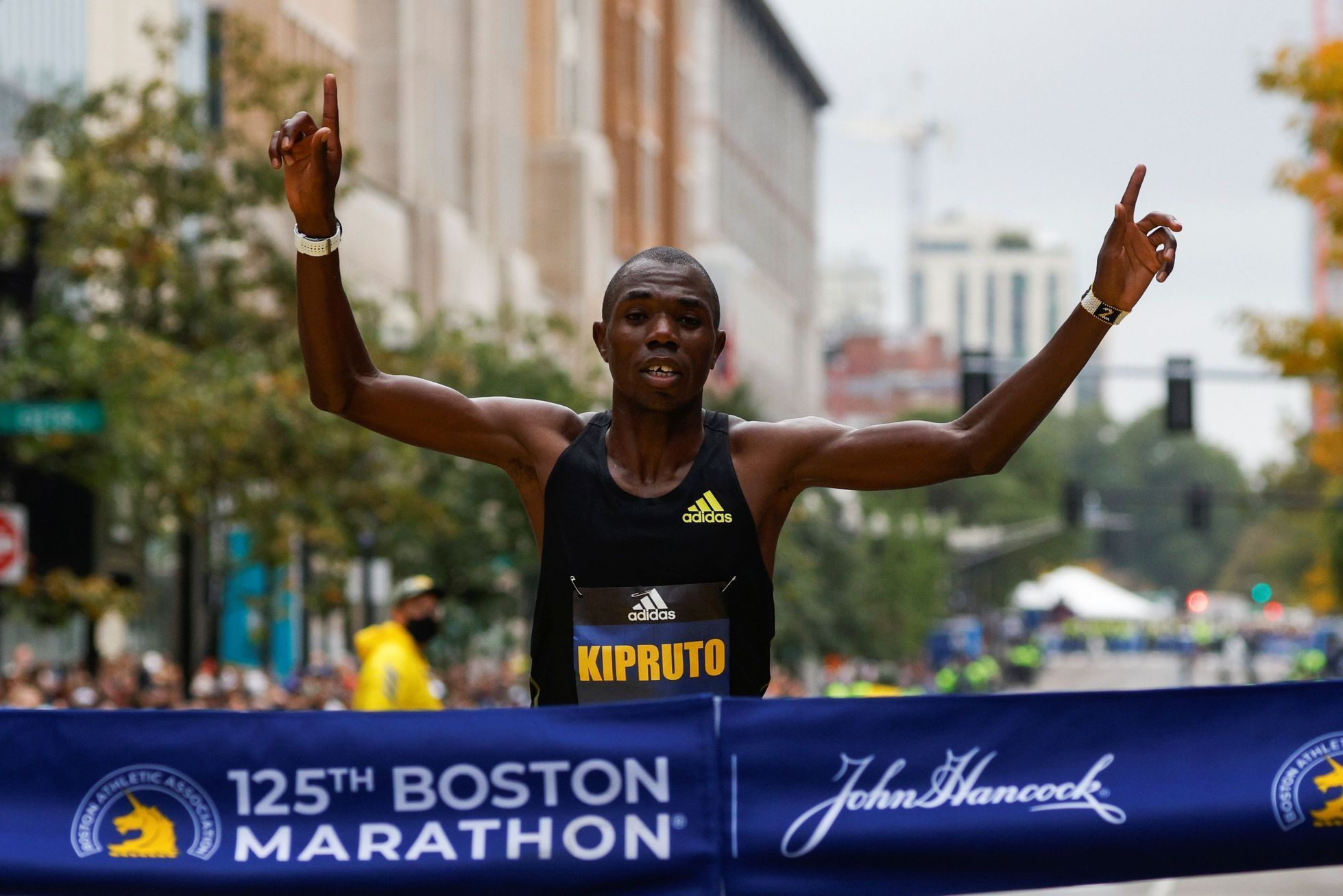 Keňan Benson Kipruto vítězí ve 125. ročníku Bostonský maratonu (2021)