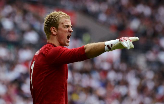 Anglický brankář Joe Hart rozestavuje hráče během standartní situace v utkání s Belgií během přípravy na Euro 2012