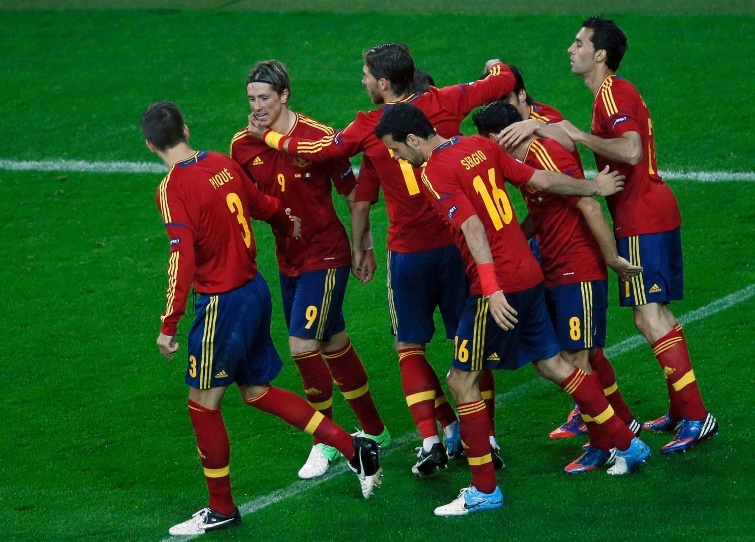 Španělé slaví gól Davida Silvy v utkání s Irskem ve skupině C na Euru 2012