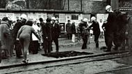 Muže se hasičům podařilo zachránit, pomocí žebříku ho vytáhli ven. Marii Bartošovou, která se podle informací jihomoravských hasičů pravděpodobně snažila muži pomoci, se ale najít nepodařilo.
