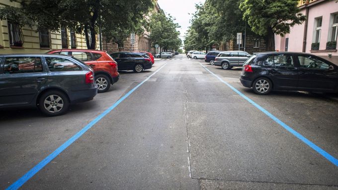 Elektromobil sice může parkovat na modré zóně, ale pouze v případě, že jeho vlastníkem je Pražan s trvalým bydlištěm v příslušné městské části a ročně zaplatí 100 Kč.