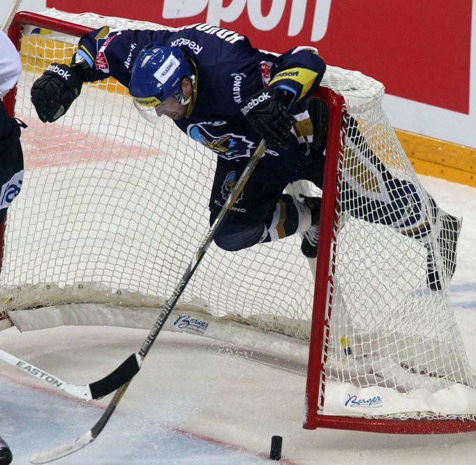 Hokejista Kladna Marek Hovorka při srážce s brankou v 5. kole Tipsport extraligy 2012/13 s Pardubicemi.