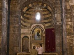 Intériér Černého kostela. Arméni stavěli kostely malé co do velikosti, ale velmi vysoké, aby tak byli blíže k Bohu.