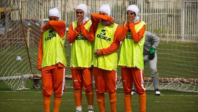Hidžáby a tepláky. Íránské fotbalistky sní sen o Londýnu 2012