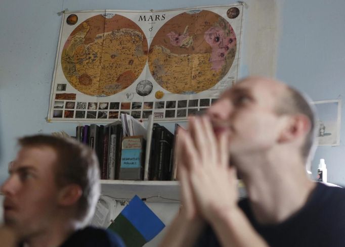 A vintage map of Mars hangs on the wall at the Mars Desert Research Station (MDRS) outside Hanksville in the Utah desert March 2, 2013. The MDRS aims to investigate the possibility of a human exploration of Mars and uses the Utah desert's Mars-like terrain to simulate working conditions on the red planet. Scientists, students and enthusiasts work together developing field tactics and studying the terrain. All outdoor exploration is done wearing simulated spacesuits and carrying air supply packs and crews live together in a small communication base with limited amounts of electricity, food, oxygen and water. Everything needed to survive must be produced, fixed and replaced on site. Picture taken March 2, 2013. REUTERS/Jim Urquhart (UNITED STATES - Tags: SCIENCE TECHNOLOGY SOCIETY ENVIRONMENT) ATTENTION EDITORS: PICTURE 8 OF 31 FOR PACKAGE 'MARS IN THE DESERT' SEARCH 'JIM MARS' FOR ALL IMAGES Published: Bře. 11, 2013, 2:03 odp.