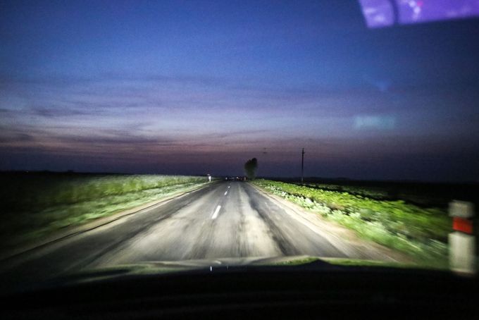 Silnice za městem Szombathely ale už vypadají spíše takhle. Při svižnější jízdě riskujete, že zde necháte chladič.
