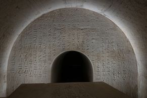 Čeští egyptologové objevili bohatě zdobenou hrobku královského písaře