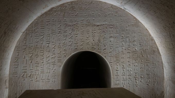 Čeští egyptologové objevili bohatě zdobenou hrobku královského písaře