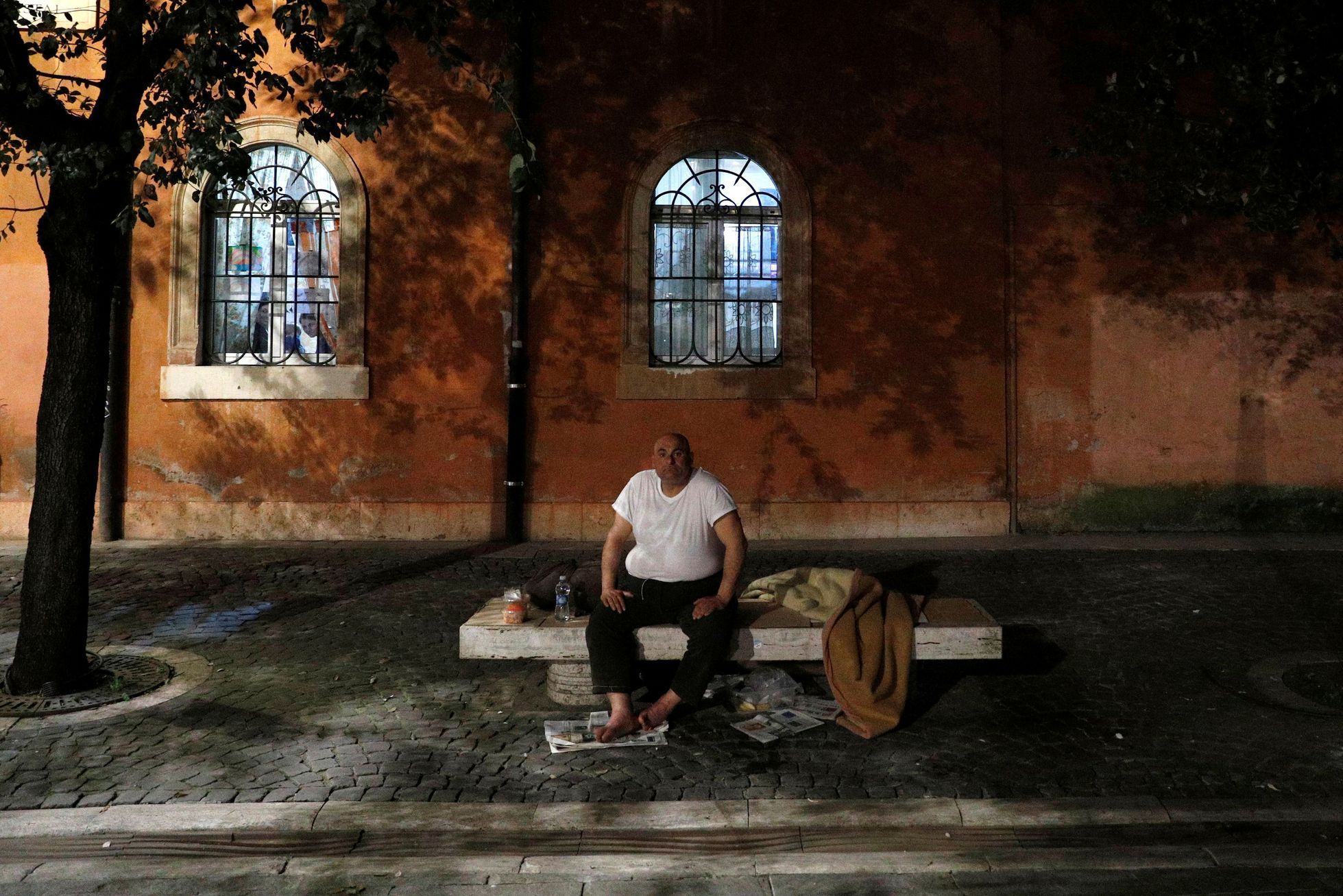 Fotogalerie / V Římě kvůli koronaviru strádají bezdomovci hladem. Pomáhá jim Červený kříž