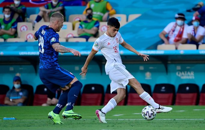 Španěl Pedri má balon u nohy a soupeři, v tomto případě Slovákům, ho hned tak nepůjčí