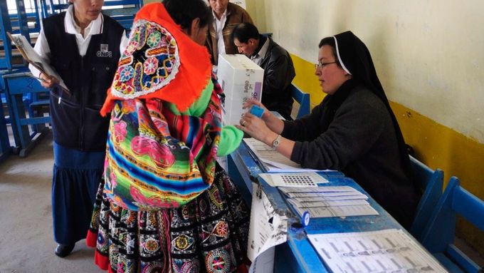 Kečuánská žena se chystá volit v prvním kole voleb