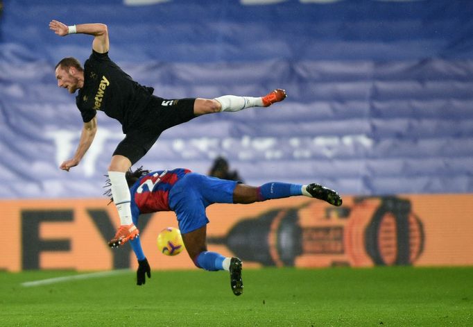 Vladimír Coufal a Eberechi Eze v utkání Crystal Palace - West Ham