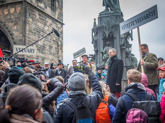 Slavnostní předání vajec natvrdo primátoru Hřibovi.
