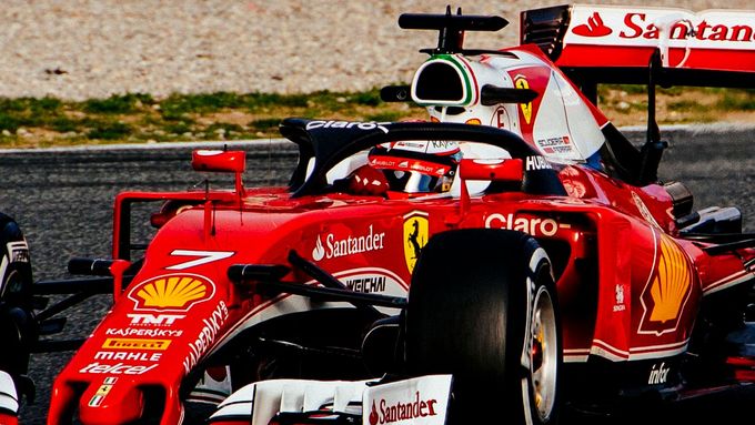 Kimi Räikkönen ve Ferrari testuje systém ochrany hlavy HALO.