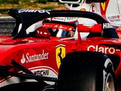 Kimi Räikkönen ve Ferrari testuje systém ochrany hlavy HALO.