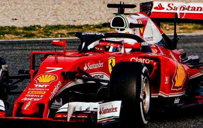 Kimi Räikkönen ve Ferrari testuje systém ochrany hlavy HALO.