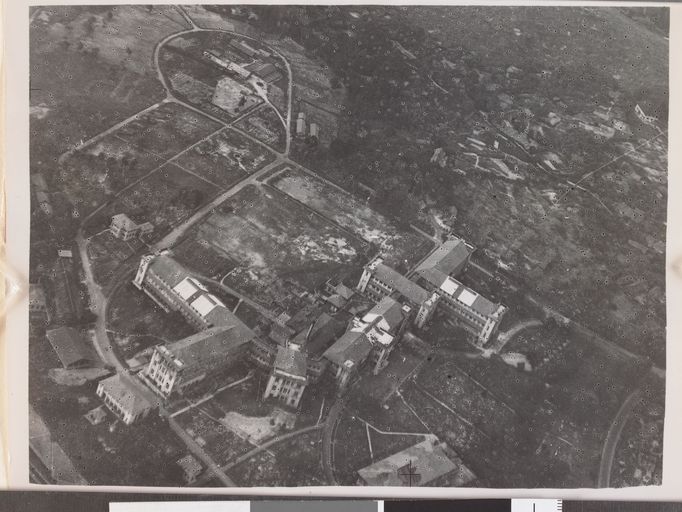 První fotografie Singapuru ze vzduchu poté, co Japonsko kapitulovalo, 1945.