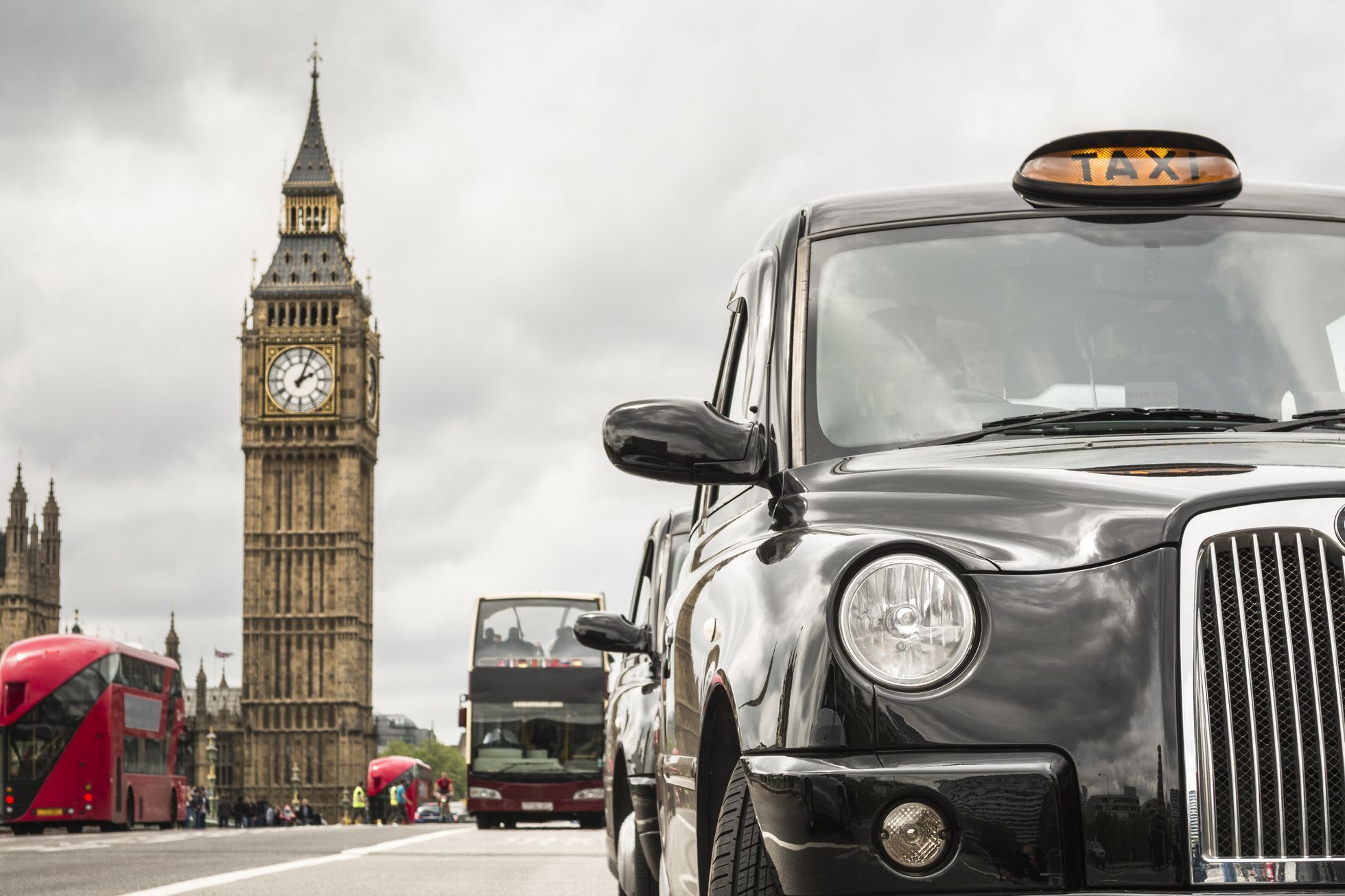 Ulice v Londýně, Británie, Anglie, taxi, Big Ben - ilustrační foto.