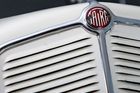 Přední kryt motoru Tatra 75. Čtyřdobý zážehový vzduchem chlazený čtyřválec s hliníkovou klikovou skříní dává téměř tunu těžkému autu výkon 22kW při 2800 ot./min. Průměrně motor (1689 ccm) spotřebuje na 100 km přibližně 10-11 litrů benzínu a 0.1 litru oleje.